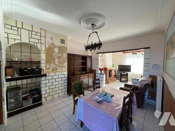 Notre Service Immobilier vous propose cette maison de ville à rénover située à Saint-Martin.
T...