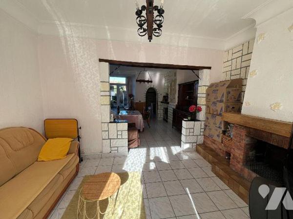 Notre Service Immobilier vous propose cette maison de ville à rénover située à Saint-Martin.
T...