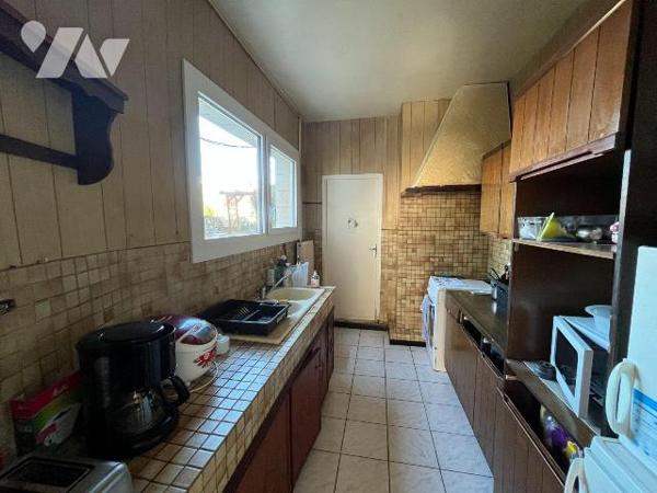 Notre Service Immobilier vous propose cette maison de ville à rénover située à Saint-Martin.
T...