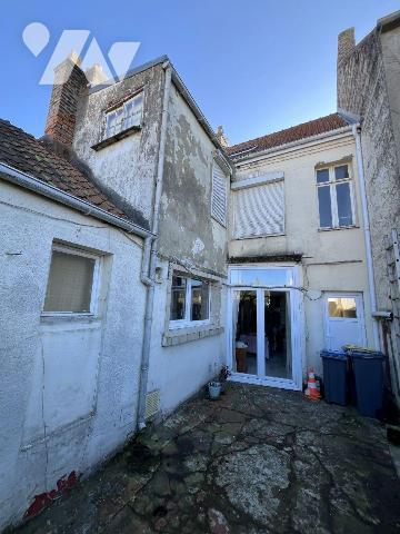 Notre Service Immobilier vous propose cette maison de ville à rénover située à Saint-Martin.
T...