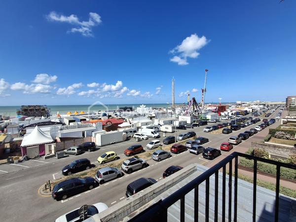 ✨ NOUVEAUTÉ  À DIEPPE ! 🌊🏡

⚠️ Préparez-vous... Ce bien risque de partir très vite !

Imaginez-vous, toute la journée, de votre canapé, contempler une vue exceptionnelle sur la mer, du château de Dieppe jusqu'à la jetée Ouest... 🌅

💙 Cet appartement entièrement rénové avec goût en 2022 offre :

✅ Une pièce de vie lumineuse de 28 m² face à la mer
✅ 2 chambres
✅ Une cuisine moderne entièrement équipée et aménagée
✅ Une rénovation complète, aucun travaux à prévoir
✅ Une cave privative
✅ DPE C
✅ Le charme d'une magnifique résidence ancienne parfaitement entretenue

✨ Un bien vendu meublé, prêt à vivre ou à louer immédiatement, dans l'un des secteurs les plus recherchés de Dieppe.

🔥 Les appartements offrant une telle vue sont extrêmement rares sur le marché...

📞 Cécile LECLERC – BSK Immobilier
📱 06 89 96 20 74
📩 Envie d'être parmi les premiers à le visiter ? c.leclerc@bskimmobilier.com