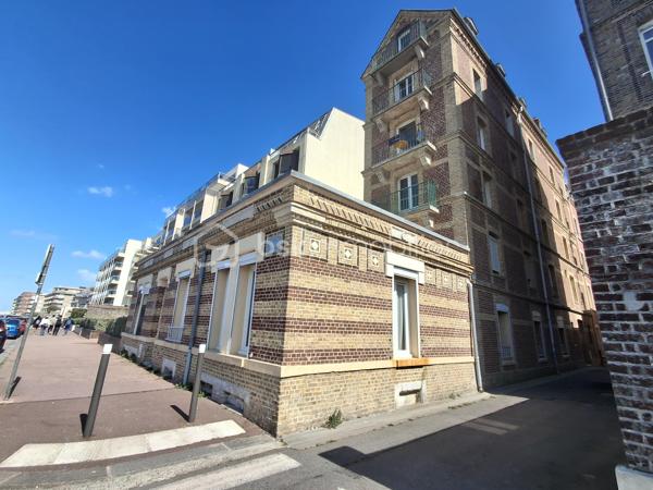 ✨ NOUVEAUTÉ  À DIEPPE ! 🌊🏡

⚠️ Préparez-vous... Ce bien risque de partir très vite !

Imaginez-vous, toute la journée, de votre canapé, contempler une vue exceptionnelle sur la mer, du château de Dieppe jusqu'à la jetée Ouest... 🌅

💙 Cet appartement entièrement rénové avec goût en 2022 offre :

✅ Une pièce de vie lumineuse de 28 m² face à la mer
✅ 2 chambres
✅ Une cuisine moderne entièrement équipée et aménagée
✅ Une rénovation complète, aucun travaux à prévoir
✅ Une cave privative
✅ DPE C
✅ Le charme d'une magnifique résidence ancienne parfaitement entretenue

✨ Un bien vendu meublé, prêt à vivre ou à louer immédiatement, dans l'un des secteurs les plus recherchés de Dieppe.

🔥 Les appartements offrant une telle vue sont extrêmement rares sur le marché...

📞 Cécile LECLERC – BSK Immobilier
📱 06 89 96 20 74
📩 Envie d'être parmi les premiers à le visiter ? c.leclerc@bskimmobilier.com