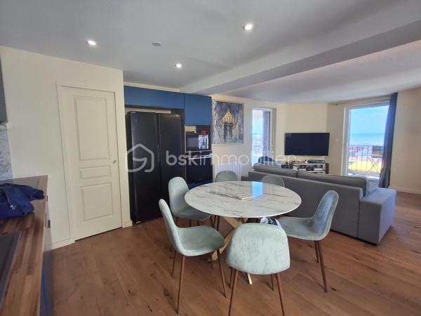 ✨ NOUVEAUTÉ  À DIEPPE ! 🌊🏡

⚠️ Préparez-vous... Ce bien risque de partir très vite !

Imaginez-vous, toute la journée, de votre canapé, contempler une vue exceptionnelle sur la mer, du château de Dieppe jusqu'à la jetée Ouest... 🌅

💙 Cet appartement entièrement rénové avec goût en 2022 offre :

✅ Une pièce de vie lumineuse de 28 m² face à la mer
✅ 2 chambres
✅ Une cuisine moderne entièrement équipée et aménagée
✅ Une rénovation complète, aucun travaux à prévoir
✅ Une cave privative
✅ DPE C
✅ Le charme d'une magnifique résidence ancienne parfaitement entretenue

✨ Un bien vendu meublé, prêt à vivre ou à louer immédiatement, dans l'un des secteurs les plus recherchés de Dieppe.

🔥 Les appartements offrant une telle vue sont extrêmement rares sur le marché...

📞 Cécile LECLERC – BSK Immobilier
📱 06 89 96 20 74
📩 Envie d'être parmi les premiers à le visiter ? c.leclerc@bskimmobilier.com