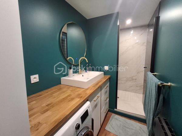 ✨ NOUVEAUTÉ  À DIEPPE ! 🌊🏡

⚠️ Préparez-vous... Ce bien risque de partir très vite !

Imaginez-vous, toute la journée, de votre canapé, contempler une vue exceptionnelle sur la mer, du château de Dieppe jusqu'à la jetée Ouest... 🌅

💙 Cet appartement entièrement rénové avec goût en 2022 offre :

✅ Une pièce de vie lumineuse de 28 m² face à la mer
✅ 2 chambres
✅ Une cuisine moderne entièrement équipée et aménagée
✅ Une rénovation complète, aucun travaux à prévoir
✅ Une cave privative
✅ DPE C
✅ Le charme d'une magnifique résidence ancienne parfaitement entretenue

✨ Un bien vendu meublé, prêt à vivre ou à louer immédiatement, dans l'un des secteurs les plus recherchés de Dieppe.

🔥 Les appartements offrant une telle vue sont extrêmement rares sur le marché...

📞 Cécile LECLERC – BSK Immobilier
📱 06 89 96 20 74
📩 Envie d'être parmi les premiers à le visiter ? c.leclerc@bskimmobilier.com