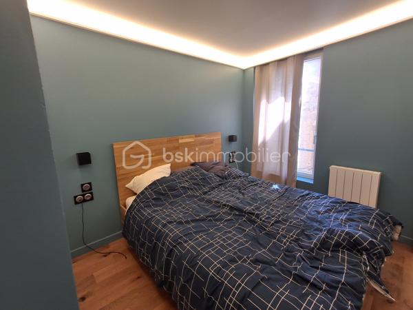 ✨ NOUVEAUTÉ  À DIEPPE ! 🌊🏡

⚠️ Préparez-vous... Ce bien risque de partir très vite !

Imaginez-vous, toute la journée, de votre canapé, contempler une vue exceptionnelle sur la mer, du château de Dieppe jusqu'à la jetée Ouest... 🌅

💙 Cet appartement entièrement rénové avec goût en 2022 offre :

✅ Une pièce de vie lumineuse de 28 m² face à la mer
✅ 2 chambres
✅ Une cuisine moderne entièrement équipée et aménagée
✅ Une rénovation complète, aucun travaux à prévoir
✅ Une cave privative
✅ DPE C
✅ Le charme d'une magnifique résidence ancienne parfaitement entretenue

✨ Un bien vendu meublé, prêt à vivre ou à louer immédiatement, dans l'un des secteurs les plus recherchés de Dieppe.

🔥 Les appartements offrant une telle vue sont extrêmement rares sur le marché...

📞 Cécile LECLERC – BSK Immobilier
📱 06 89 96 20 74
📩 Envie d'être parmi les premiers à le visiter ? c.leclerc@bskimmobilier.com