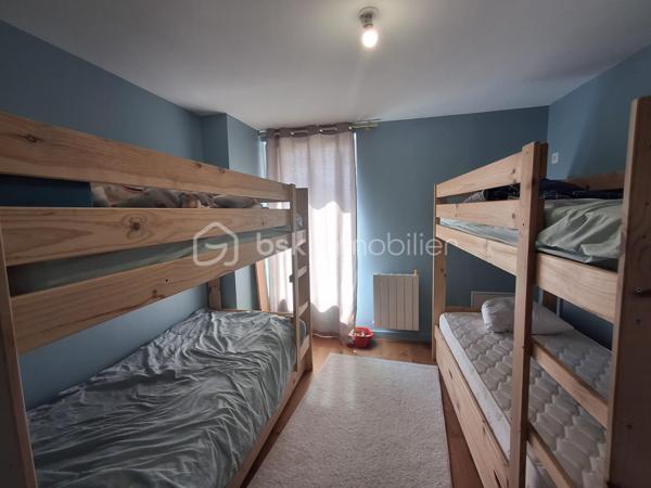 ✨ NOUVEAUTÉ  À DIEPPE ! 🌊🏡

⚠️ Préparez-vous... Ce bien risque de partir très vite !

Imaginez-vous, toute la journée, de votre canapé, contempler une vue exceptionnelle sur la mer, du château de Dieppe jusqu'à la jetée Ouest... 🌅

💙 Cet appartement entièrement rénové avec goût en 2022 offre :

✅ Une pièce de vie lumineuse de 28 m² face à la mer
✅ 2 chambres
✅ Une cuisine moderne entièrement équipée et aménagée
✅ Une rénovation complète, aucun travaux à prévoir
✅ Une cave privative
✅ DPE C
✅ Le charme d'une magnifique résidence ancienne parfaitement entretenue

✨ Un bien vendu meublé, prêt à vivre ou à louer immédiatement, dans l'un des secteurs les plus recherchés de Dieppe.

🔥 Les appartements offrant une telle vue sont extrêmement rares sur le marché...

📞 Cécile LECLERC – BSK Immobilier
📱 06 89 96 20 74
📩 Envie d'être parmi les premiers à le visiter ? c.leclerc@bskimmobilier.com
