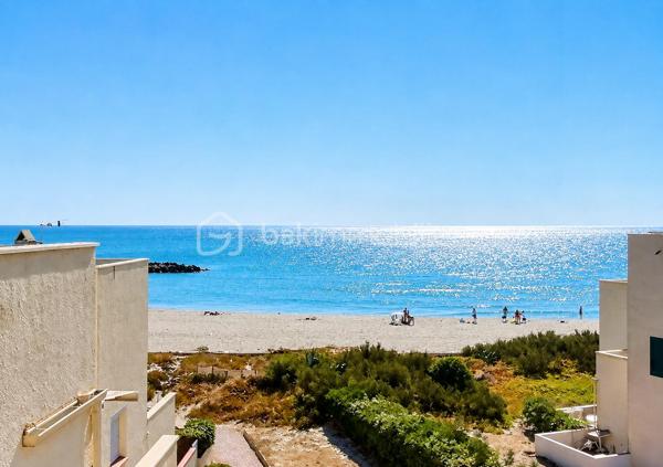 AU PIED DE LA PLAGE, emplacement particulièrement recherché, découvrez ce beau studio entièrement RENOVE et CLIMATISE, situé au 3ᵉ et dernier étage d’une résidence sécurisée, avec place de PARKING privée.

Vous profiterez d’une belle pièce de vie lumineuse avec cuisine ouverte, d’une salle d’eau avec WC et surtout d’une terrasse ensoleillée offrant une magnifique vue mer.

À 2 minutes à pied, retrouvez tous les commerces de proximité: restaurants, supérette, tabac-presse, points chauds ...

✨ Un BIEN RARE, la mer à deux pas et une VUE EXCEPTIONNELLE : un véritable coup de cœur à découvrir sans tarder !
     Pour ne rien gacher: Trés bonne rentabilité locative !