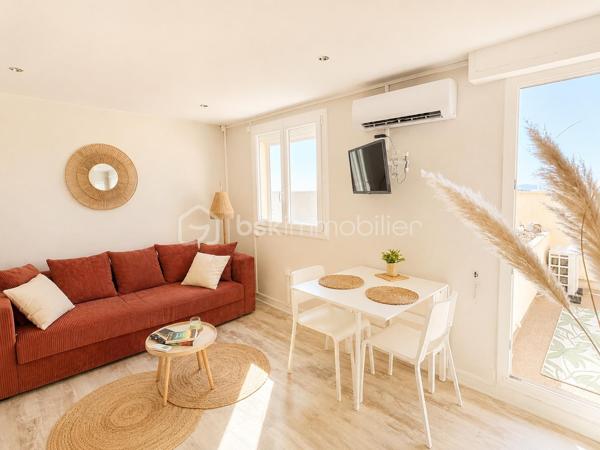 AU PIED DE LA PLAGE, emplacement particulièrement recherché, découvrez ce beau studio entièrement RENOVE et CLIMATISE, situé au 3ᵉ et dernier étage d’une résidence sécurisée, avec place de PARKING privée.

Vous profiterez d’une belle pièce de vie lumineuse avec cuisine ouverte, d’une salle d’eau avec WC et surtout d’une terrasse ensoleillée offrant une magnifique vue mer.

À 2 minutes à pied, retrouvez tous les commerces de proximité: restaurants, supérette, tabac-presse, points chauds ...

✨ Un BIEN RARE, la mer à deux pas et une VUE EXCEPTIONNELLE : un véritable coup de cœur à découvrir sans tarder !
     Pour ne rien gacher: Trés bonne rentabilité locative !