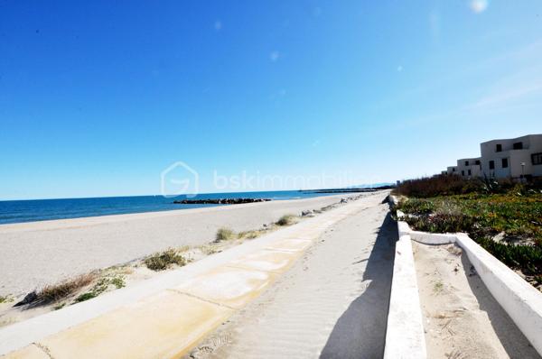 AU PIED DE LA PLAGE, emplacement particulièrement recherché, découvrez ce beau studio entièrement RENOVE et CLIMATISE, situé au 3ᵉ et dernier étage d’une résidence sécurisée, avec place de PARKING privée.

Vous profiterez d’une belle pièce de vie lumineuse avec cuisine ouverte, d’une salle d’eau avec WC et surtout d’une terrasse ensoleillée offrant une magnifique vue mer.

À 2 minutes à pied, retrouvez tous les commerces de proximité: restaurants, supérette, tabac-presse, points chauds ...

✨ Un BIEN RARE, la mer à deux pas et une VUE EXCEPTIONNELLE : un véritable coup de cœur à découvrir sans tarder !
     Pour ne rien gacher: Trés bonne rentabilité locative !