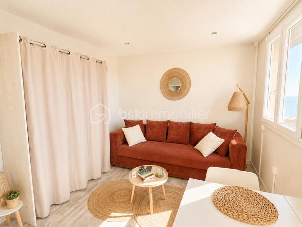 AU PIED DE LA PLAGE, emplacement particulièrement recherché, découvrez ce beau studio entièrement RENOVE et CLIMATISE, situé au 3ᵉ et dernier étage d’une résidence sécurisée, avec place de PARKING privée.

Vous profiterez d’une belle pièce de vie lumineuse avec cuisine ouverte, d’une salle d’eau avec WC et surtout d’une terrasse ensoleillée offrant une magnifique vue mer.

À 2 minutes à pied, retrouvez tous les commerces de proximité: restaurants, supérette, tabac-presse, points chauds ...

✨ Un BIEN RARE, la mer à deux pas et une VUE EXCEPTIONNELLE : un véritable coup de cœur à découvrir sans tarder !
     Pour ne rien gacher: Trés bonne rentabilité locative !