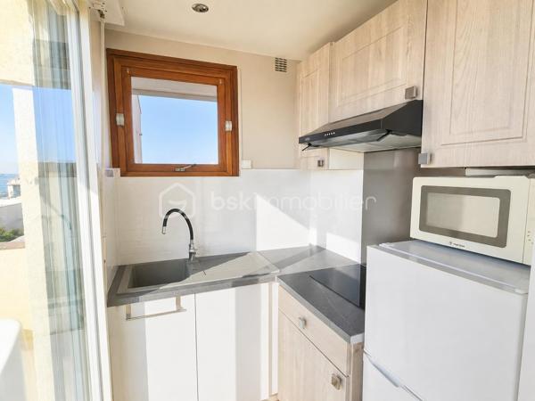 AU PIED DE LA PLAGE, emplacement particulièrement recherché, découvrez ce beau studio entièrement RENOVE et CLIMATISE, situé au 3ᵉ et dernier étage d’une résidence sécurisée, avec place de PARKING privée.

Vous profiterez d’une belle pièce de vie lumineuse avec cuisine ouverte, d’une salle d’eau avec WC et surtout d’une terrasse ensoleillée offrant une magnifique vue mer.

À 2 minutes à pied, retrouvez tous les commerces de proximité: restaurants, supérette, tabac-presse, points chauds ...

✨ Un BIEN RARE, la mer à deux pas et une VUE EXCEPTIONNELLE : un véritable coup de cœur à découvrir sans tarder !
     Pour ne rien gacher: Trés bonne rentabilité locative !