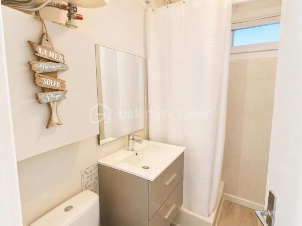 AU PIED DE LA PLAGE, emplacement particulièrement recherché, découvrez ce beau studio entièrement RENOVE et CLIMATISE, situé au 3ᵉ et dernier étage d’une résidence sécurisée, avec place de PARKING privée.

Vous profiterez d’une belle pièce de vie lumineuse avec cuisine ouverte, d’une salle d’eau avec WC et surtout d’une terrasse ensoleillée offrant une magnifique vue mer.

À 2 minutes à pied, retrouvez tous les commerces de proximité: restaurants, supérette, tabac-presse, points chauds ...

✨ Un BIEN RARE, la mer à deux pas et une VUE EXCEPTIONNELLE : un véritable coup de cœur à découvrir sans tarder !
     Pour ne rien gacher: Trés bonne rentabilité locative !