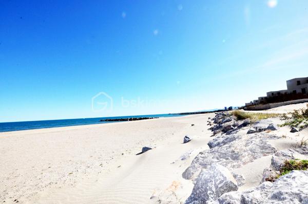 AU PIED DE LA PLAGE, emplacement particulièrement recherché, découvrez ce beau studio entièrement RENOVE et CLIMATISE, situé au 3ᵉ et dernier étage d’une résidence sécurisée, avec place de PARKING privée.

Vous profiterez d’une belle pièce de vie lumineuse avec cuisine ouverte, d’une salle d’eau avec WC et surtout d’une terrasse ensoleillée offrant une magnifique vue mer.

À 2 minutes à pied, retrouvez tous les commerces de proximité: restaurants, supérette, tabac-presse, points chauds ...

✨ Un BIEN RARE, la mer à deux pas et une VUE EXCEPTIONNELLE : un véritable coup de cœur à découvrir sans tarder !
     Pour ne rien gacher: Trés bonne rentabilité locative !