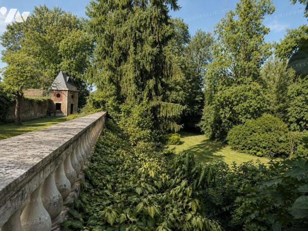 CHAUNY - Élégante demeure de maître au coeur d'un parc arboré

Édifiée au début du XXe siècle...