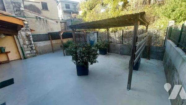 maison de ville rénovée avec 3 appartements et terrasse