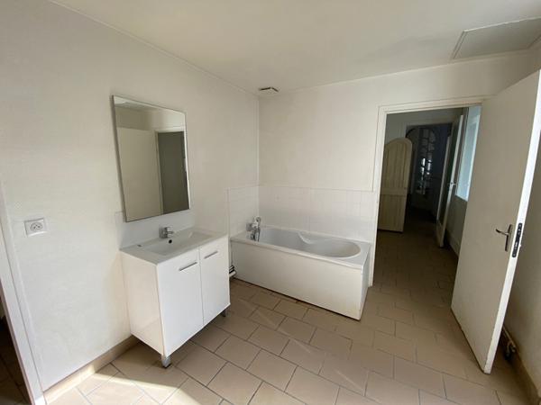 Maison d'environ 153 m2 et 5 pièces à SAINT-QUENTIN