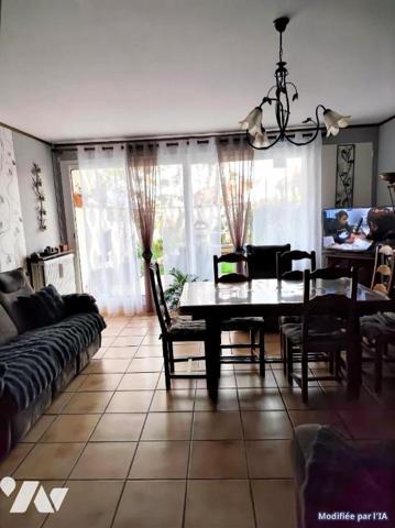 Atypique maison à étages avec terrasse ,cave, jardin et garage fermé.