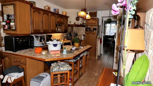 Atypique maison à étages avec terrasse ,cave, jardin et garage fermé.