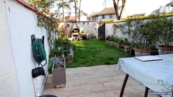 Atypique maison à étages avec terrasse ,cave, jardin et garage fermé.