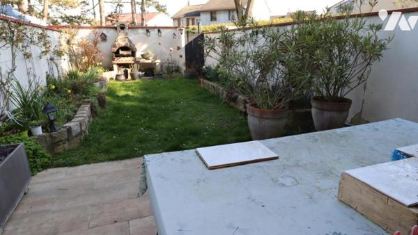 Atypique maison à étages avec terrasse ,cave, jardin et garage fermé.