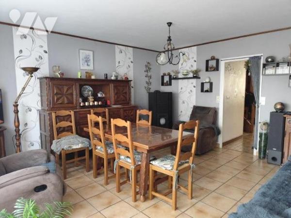 Atypique maison à étages avec terrasse ,cave, jardin et garage fermé.