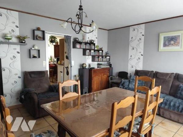 Atypique maison à étages avec terrasse ,cave, jardin et garage fermé.