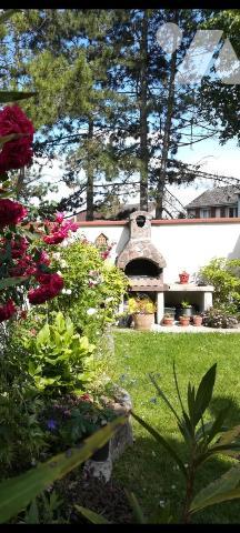 Atypique maison à étages avec terrasse ,cave, jardin et garage fermé.