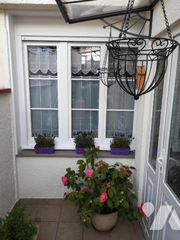 Atypique maison à étages avec terrasse ,cave, jardin et garage fermé.
