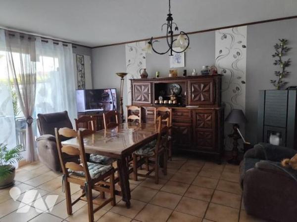 Atypique maison à étages avec terrasse ,cave, jardin et garage fermé.