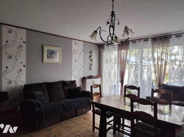 Atypique maison à étages avec terrasse ,cave, jardin et garage fermé.