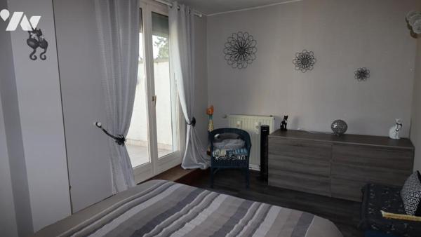 Atypique maison à étages avec terrasse ,cave, jardin et garage fermé.