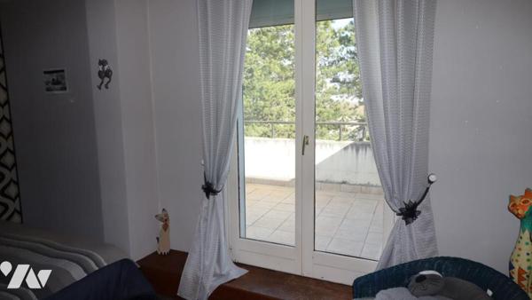 Atypique maison à étages avec terrasse ,cave, jardin et garage fermé.