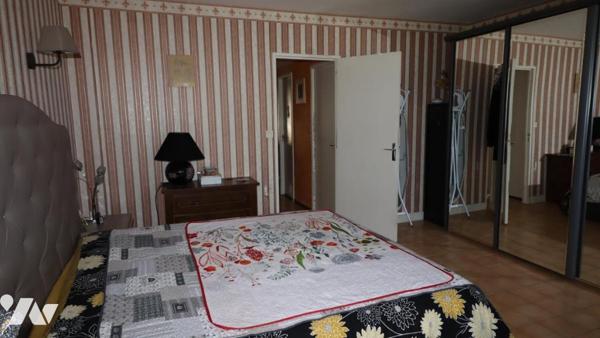 Atypique maison à étages avec terrasse ,cave, jardin et garage fermé.