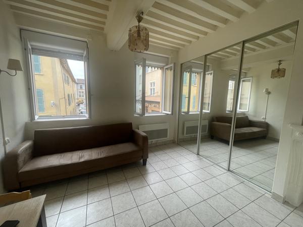 APPARTEMENT T2 TREVOUX CENTRE-VILLE ET PROCHES COMMERCES.