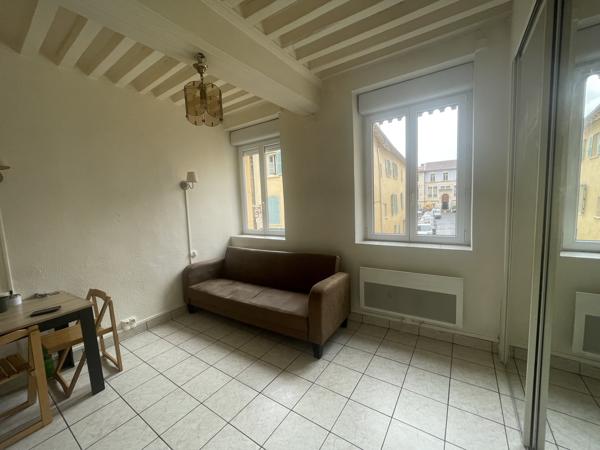 APPARTEMENT T2 TREVOUX CENTRE-VILLE ET PROCHES COMMERCES.