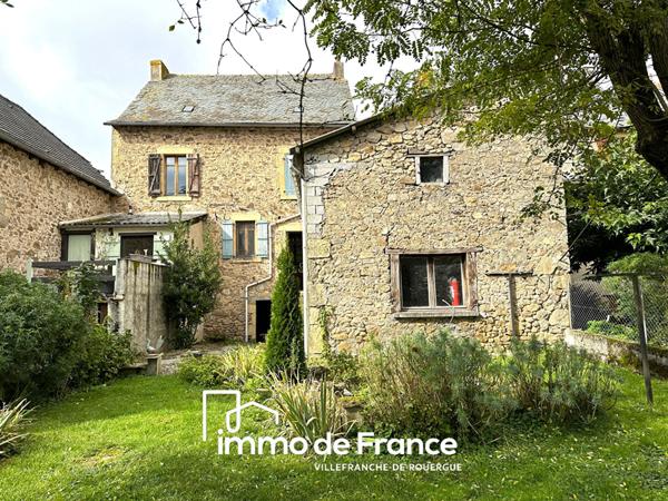 Lanuéjouls, immeuble en pierre, maison et local commercial avec grange et jardin