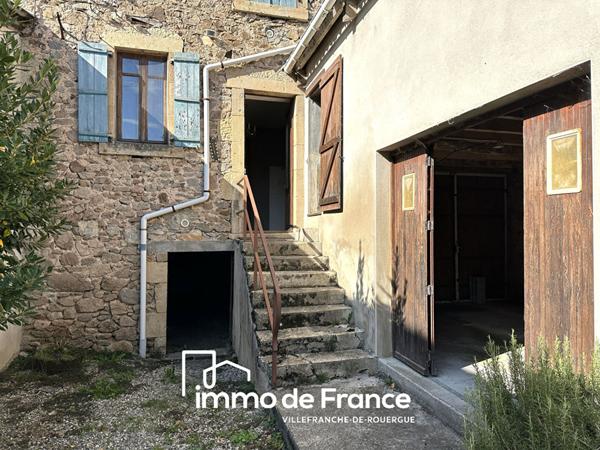 Lanuéjouls, immeuble en pierre, maison et local commercial avec grange et jardin