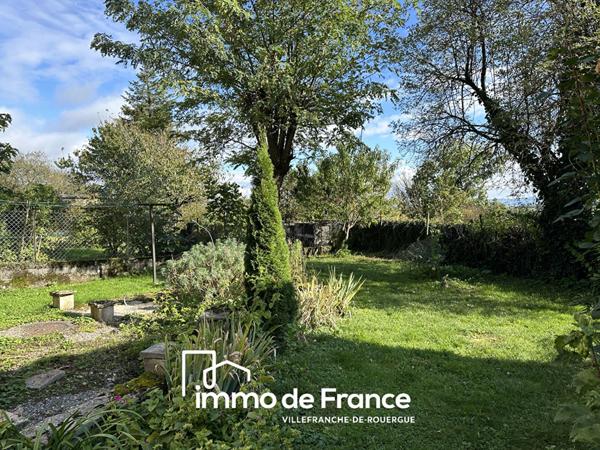 Lanuéjouls, immeuble en pierre, maison et local commercial avec grange et jardin