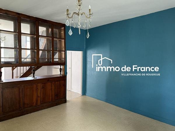 Lanuéjouls, immeuble en pierre, maison et local commercial avec grange et jardin