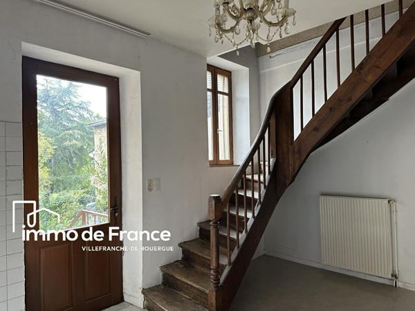 Lanuéjouls, immeuble en pierre, maison et local commercial avec grange et jardin