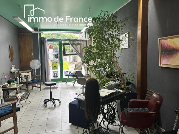 Lanuéjouls, immeuble en pierre, maison et local commercial avec grange et jardin