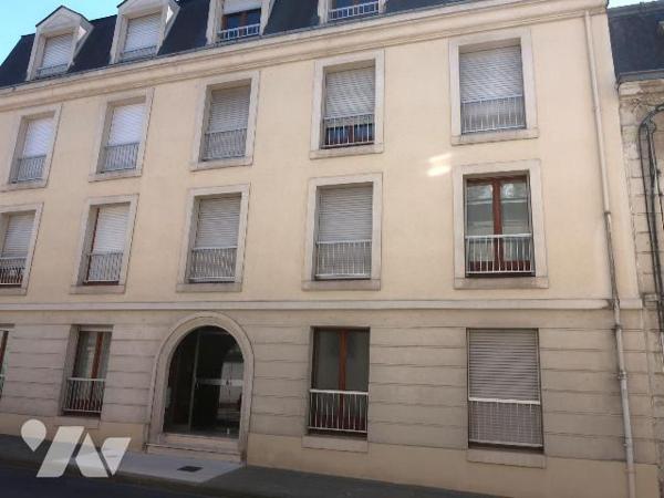 . En RC : STUDIO de 29m2, comprenant entrée avec placard, sdb/wc, pièce principale avec coin-ki...