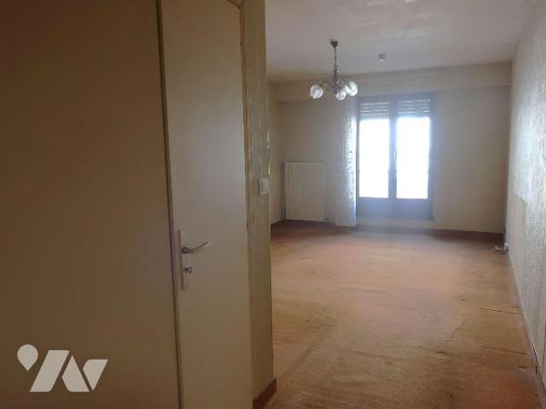 . En RC : STUDIO de 29m2, comprenant entrée avec placard, sdb/wc, pièce principale avec coin-ki...