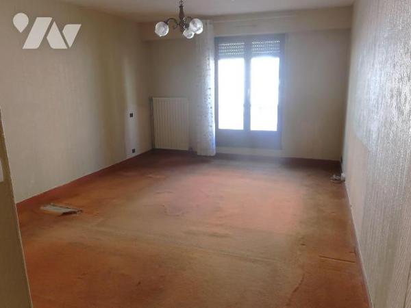 . En RC : STUDIO de 29m2, comprenant entrée avec placard, sdb/wc, pièce principale avec coin-ki...