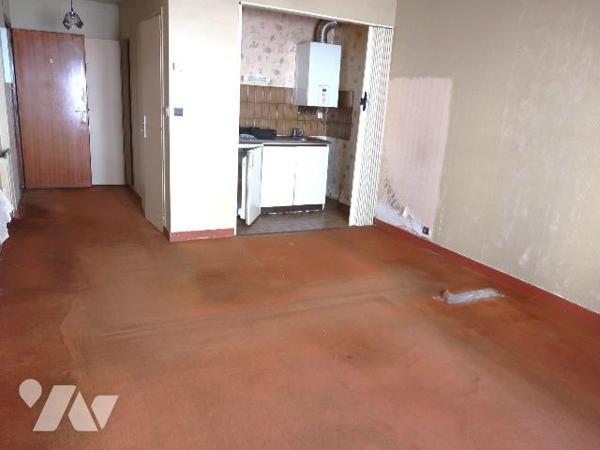 . En RC : STUDIO de 29m2, comprenant entrée avec placard, sdb/wc, pièce principale avec coin-ki...