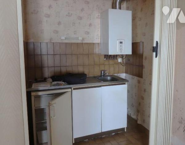 . En RC : STUDIO de 29m2, comprenant entrée avec placard, sdb/wc, pièce principale avec coin-ki...