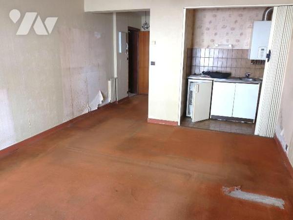 . En RC : STUDIO de 29m2, comprenant entrée avec placard, sdb/wc, pièce principale avec coin-ki...