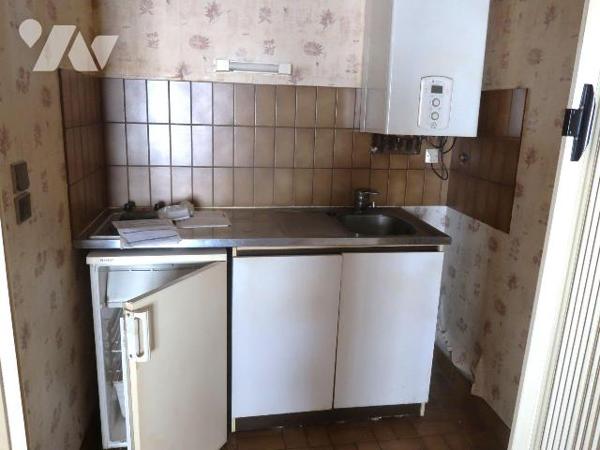 . En RC : STUDIO de 29m2, comprenant entrée avec placard, sdb/wc, pièce principale avec coin-ki...