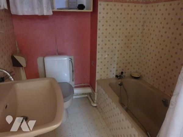 . En RC : STUDIO de 29m2, comprenant entrée avec placard, sdb/wc, pièce principale avec coin-ki...