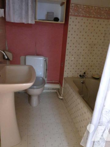 . En RC : STUDIO de 29m2, comprenant entrée avec placard, sdb/wc, pièce principale avec coin-ki...